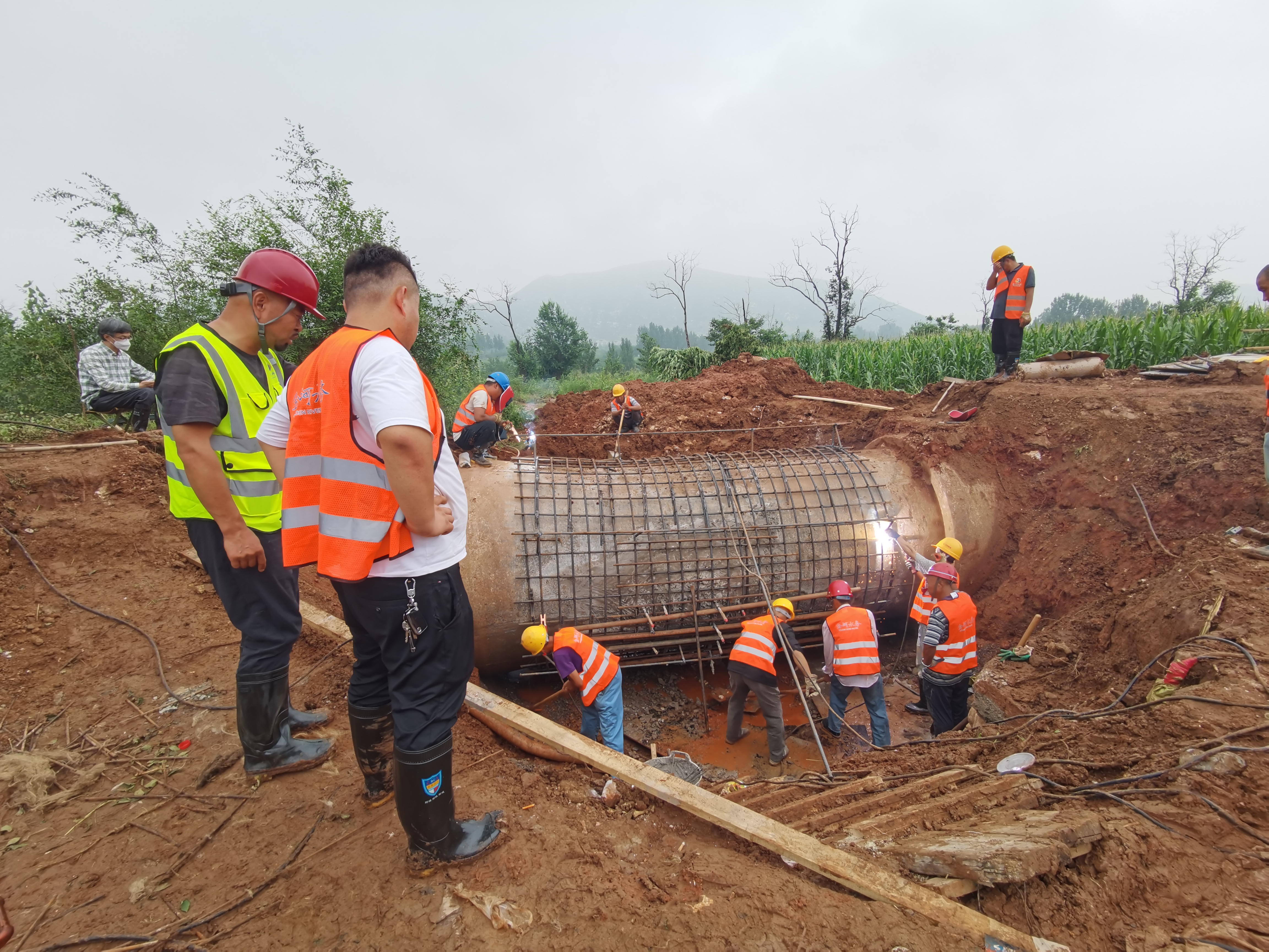 战洪峰 堵漏点 保供水 76net必赢官网打赢60小时抢险攻坚战