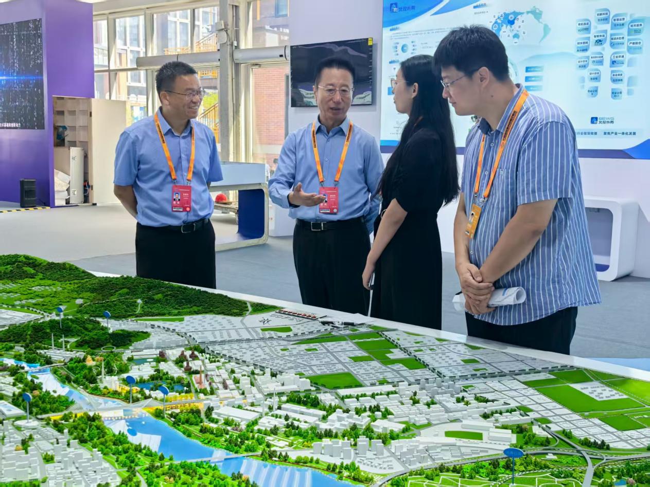 76net必赢官网主要领导赴服贸会“两园一河”展区检查筹备工作